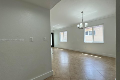 House in Hialeah, Florida 3 bedrooms, 143.26 sq.m. № 1956573 - photo 5