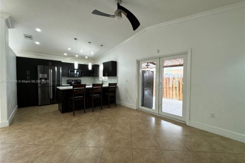 House in Hialeah, Florida 3 bedrooms, 143.26 sq.m. № 1956573 - photo 12