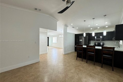 House in Hialeah, Florida 3 bedrooms, 143.26 sq.m. № 1956573 - photo 13