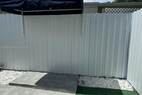 Villa ou maison à louer à Miami, Floride: 1 chambre, 27.87 m2 № 1860219 - photo 4