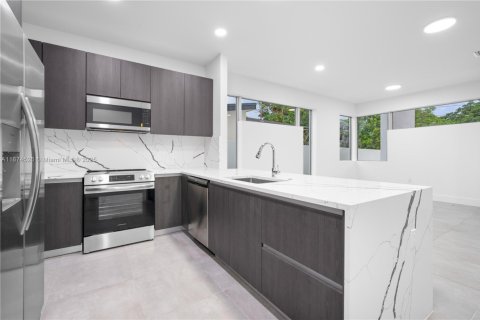 Touwnhouse à vendre à Miami, Floride: 6 chambres, 263.47 m2 № 1928068 - photo 26