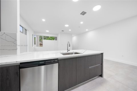 Touwnhouse à vendre à Miami, Floride: 6 chambres, 263.47 m2 № 1928068 - photo 25