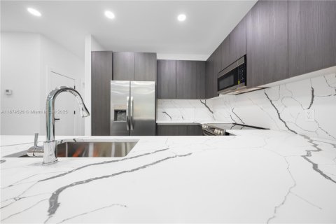Touwnhouse à vendre à Miami, Floride: 6 chambres, 263.47 m2 № 1928068 - photo 23