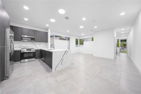 Touwnhouse à vendre à Miami, Floride: 6 chambres, 263.47 m2 № 1928068 - photo 24