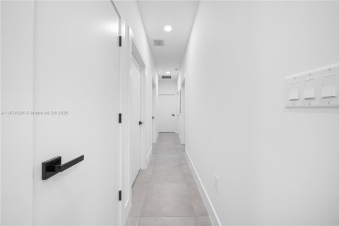 Touwnhouse à vendre à Miami, Floride: 6 chambres, 263.47 m2 № 1928068 - photo 16