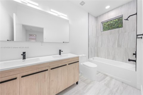 Touwnhouse à vendre à Miami, Floride: 6 chambres, 263.47 m2 № 1928068 - photo 12