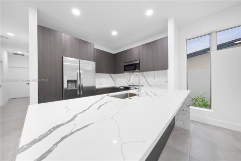 Touwnhouse à vendre à Miami, Floride: 6 chambres, 263.47 m2 № 1928068 - photo 18