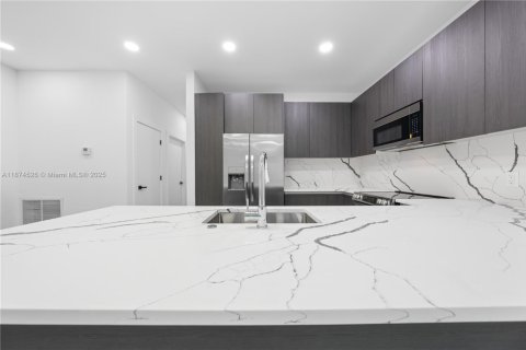 Touwnhouse à vendre à Miami, Floride: 6 chambres, 263.47 m2 № 1928068 - photo 19