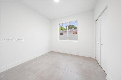 Touwnhouse à vendre à Miami, Floride: 6 chambres, 263.47 m2 № 1928068 - photo 9