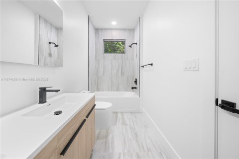 Touwnhouse à vendre à Miami, Floride: 6 chambres, 263.47 m2 № 1928068 - photo 13