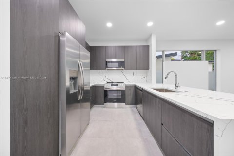 Touwnhouse à vendre à Miami, Floride: 6 chambres, 263.47 m2 № 1928068 - photo 17