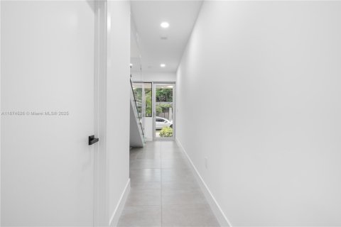 Touwnhouse à vendre à Miami, Floride: 6 chambres, 263.47 m2 № 1928068 - photo 29