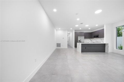 Touwnhouse à vendre à Miami, Floride: 6 chambres, 263.47 m2 № 1928068 - photo 21