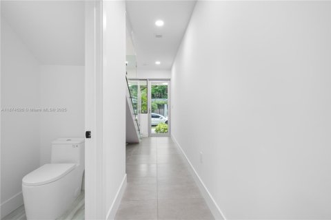Touwnhouse à vendre à Miami, Floride: 6 chambres, 263.47 m2 № 1928068 - photo 28