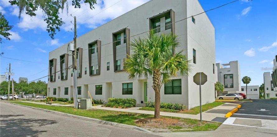 Townhouse in Tampa, Florida 3 bedrooms, 194.82 sq.m. № 1856316