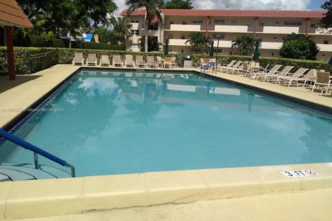 Condo in Hollywood, Florida, 1 bedroom  № 1862008 - photo 18