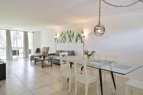 Condo in Hollywood, Florida, 1 bedroom  № 1862008 - photo 1
