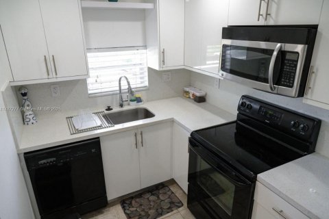 Condo in Hollywood, Florida, 1 bedroom  № 1862008 - photo 3