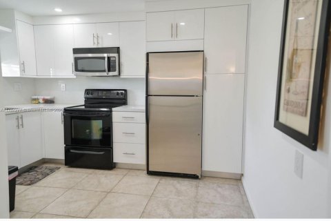 Condo in Hollywood, Florida, 1 bedroom  № 1862008 - photo 4