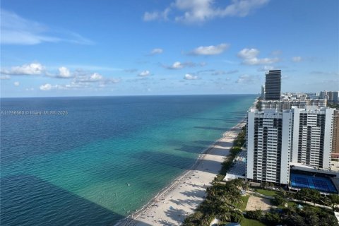 Condominio en alquiler en Hallandale Beach, Florida, 3 dormitorios, 161 m2 № 1935054 - foto 2