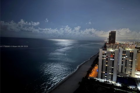 Condominio en alquiler en Hallandale Beach, Florida, 3 dormitorios, 161 m2 № 1935054 - foto 4