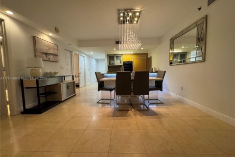Condominio en alquiler en Hallandale Beach, Florida, 3 dormitorios, 161 m2 № 1935054 - foto 19