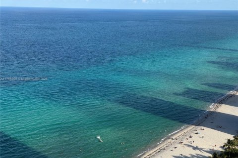 Condominio en alquiler en Hallandale Beach, Florida, 3 dormitorios, 161 m2 № 1935054 - foto 1