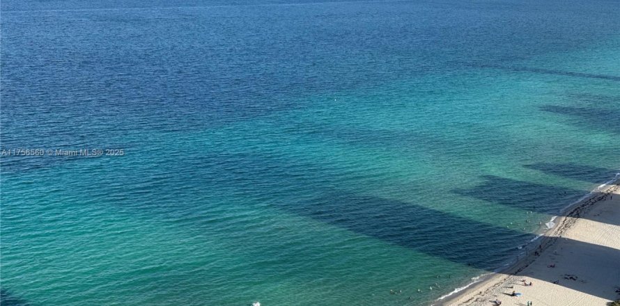 Condominio en Hallandale Beach, Florida, 3 dormitorios  № 1935054