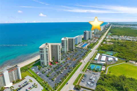 Condo in Jensen Beach, Florida, 2 bedrooms  № 1925108 - photo 1