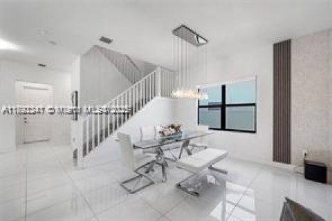 House in Miramar, Florida 5 bedrooms, 314.1 sq.m. № 1944226 - photo 10