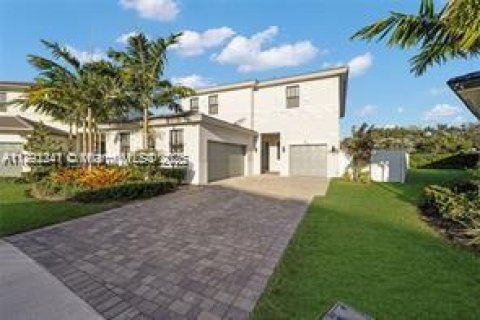 House in Miramar, Florida 5 bedrooms, 314.1 sq.m. № 1944226 - photo 1
