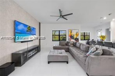 House in Miramar, Florida 5 bedrooms, 314.1 sq.m. № 1944226 - photo 3