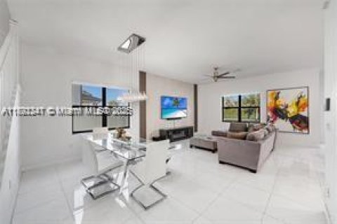 House in Miramar, Florida 5 bedrooms, 314.1 sq.m. № 1944226 - photo 12