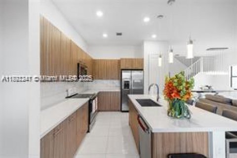 House in Miramar, Florida 5 bedrooms, 314.1 sq.m. № 1944226 - photo 9