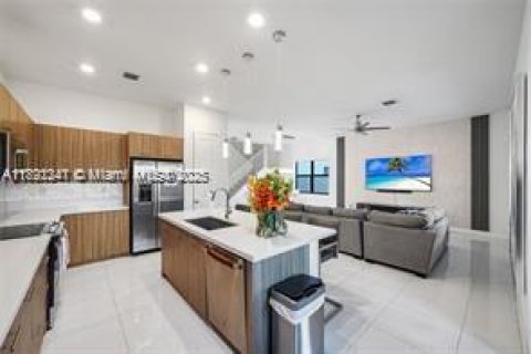 House in Miramar, Florida 5 bedrooms, 314.1 sq.m. № 1944226 - photo 7