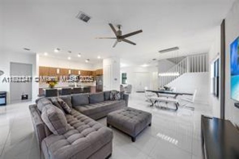 House in Miramar, Florida 5 bedrooms, 314.1 sq.m. № 1944226 - photo 5
