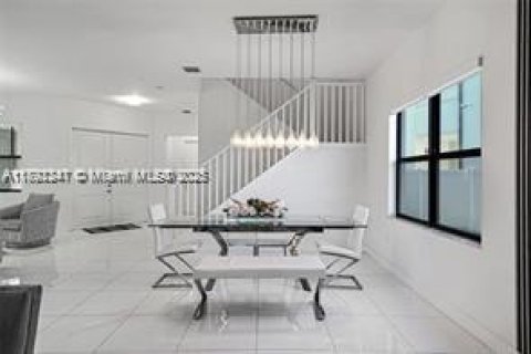 House in Miramar, Florida 5 bedrooms, 314.1 sq.m. № 1944226 - photo 11