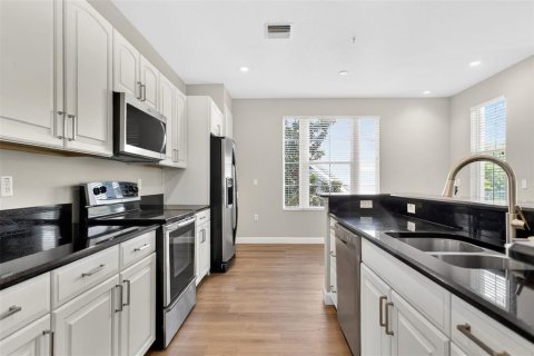 Condo in Orlando, Florida, 3 bedrooms № 2195899 - photo 7