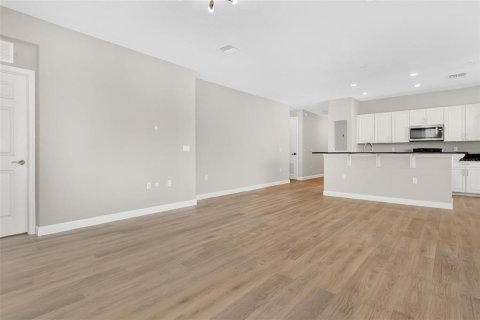 Condo in Orlando, Florida, 3 bedrooms № 2195899 - photo 9