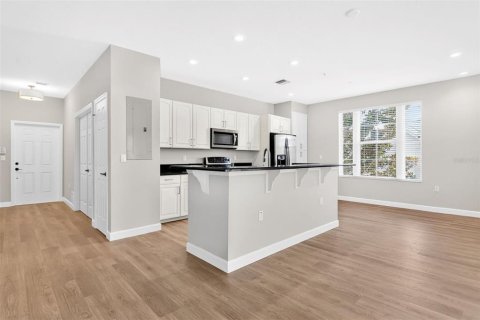 Condo in Orlando, Florida, 3 bedrooms № 2195899 - photo 10