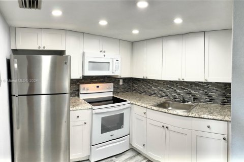 Купить кондоминиум в Майами, Флорида 2 спальни, 67.82м2, № 2015970 - фото 2