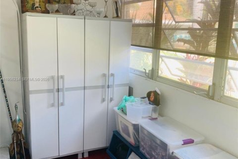 Снять в аренду квартиру в Халландейл-Бич, Флорида 1 спальня, 85.56м2, № 2080533 - фото 5