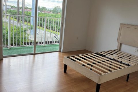 Townhouse in Miami, Florida 2 bedrooms, 104.98 sq.m. № 2060851 - photo 12