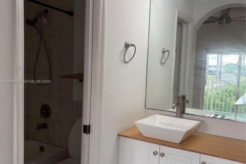 Townhouse in Miami, Florida 2 bedrooms, 104.98 sq.m. № 2060851 - photo 14