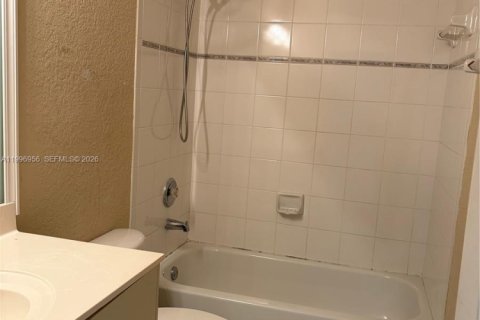 Townhouse in Miami, Florida 2 bedrooms, 104.98 sq.m. № 2060851 - photo 17