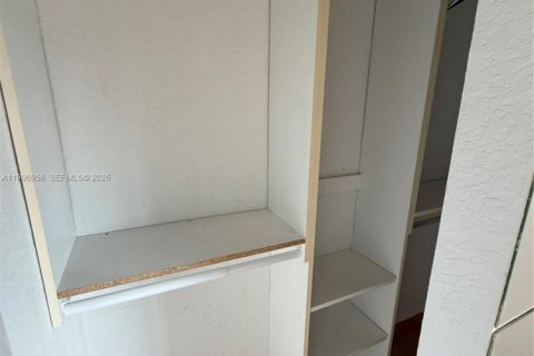 Townhouse in Miami, Florida 2 bedrooms, 104.98 sq.m. № 2060851 - photo 24