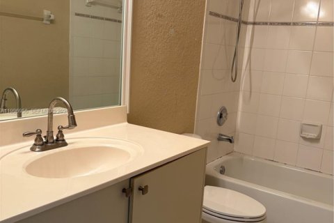 Townhouse in Miami, Florida 2 bedrooms, 104.98 sq.m. № 2060851 - photo 16