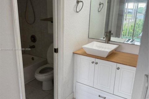 Townhouse in Miami, Florida 2 bedrooms, 104.98 sq.m. № 2060851 - photo 15