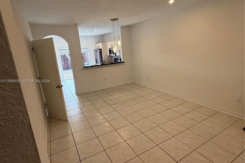 Townhouse in Miami, Florida 2 bedrooms, 104.98 sq.m. № 2060851 - photo 3