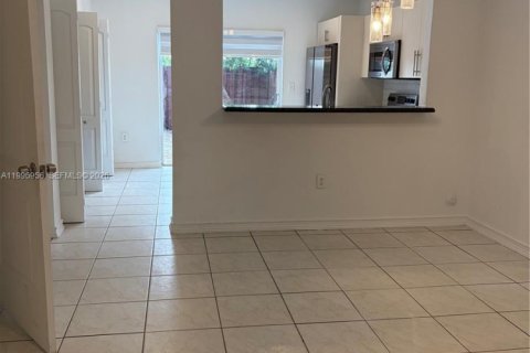 Townhouse in Miami, Florida 2 bedrooms, 104.98 sq.m. № 2060851 - photo 5